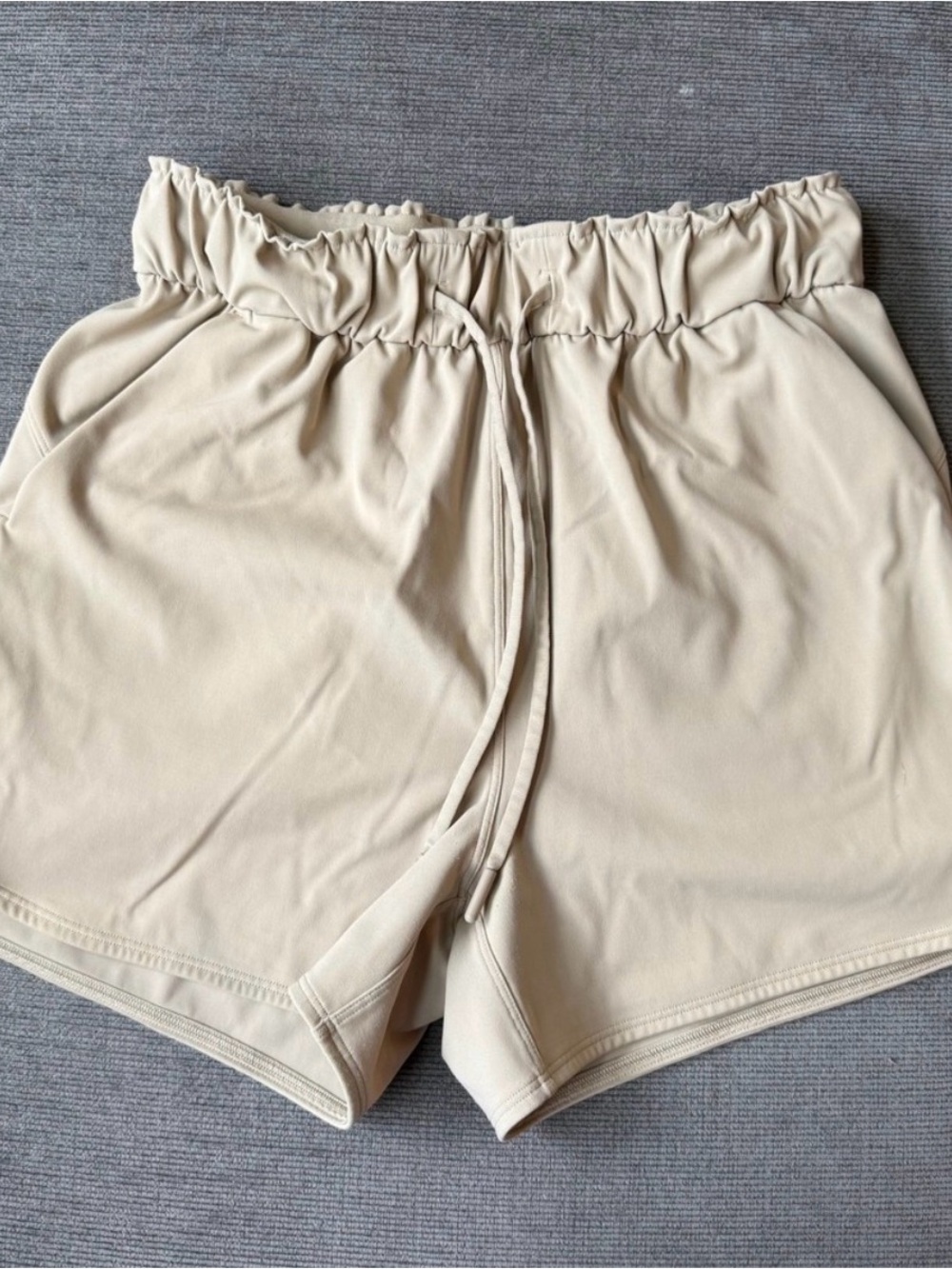 Lululemon Stretch Luxtreme
High-Rise Shorts 3.5" Nulu
Prosecco Beige Size 4